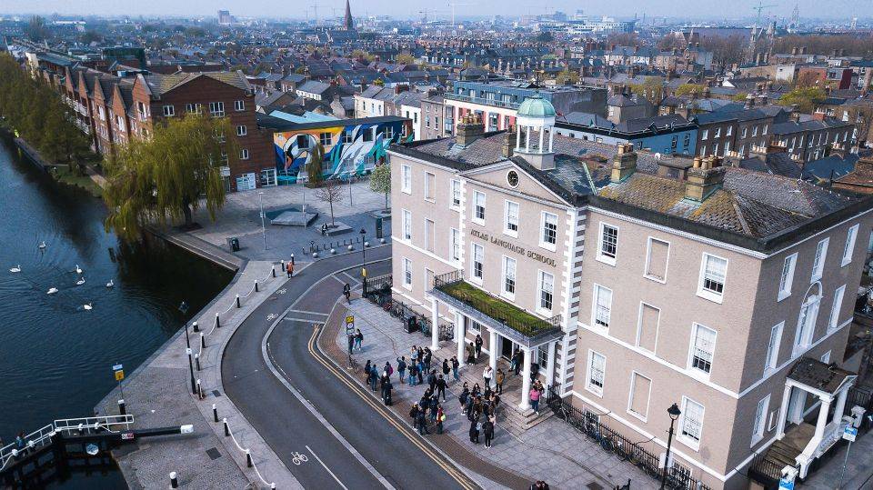 foto aérea de la escuela de inglés Atlas en Dublín a orillas del Grand Canal