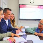 estuidiantes de inglés para adultos en Dublín Irlanda sonriendo con la profesora en el aula.