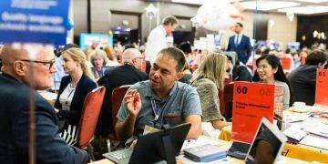 quienes somos: reunión entre directores de escuelas de inglés en una feria