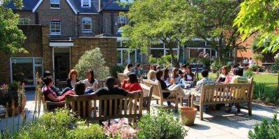 estudiantes relajando en la jardín en Londres | cursos de ingles en Inglaterra para adultos