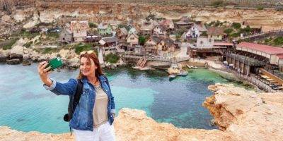 Mujer haciendo selfie en Malta | cursos de inglés en el extranjero para adultos