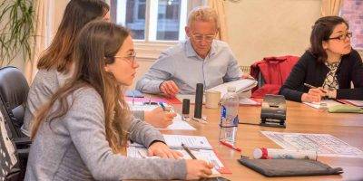 Adultos 30+ en la aula de cursos de inglés para profesionales en Severnvale Academy, Shrewsbury.