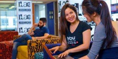 tres estudiantes en el salón de descansar durante sus cursos de inglés en Toronto