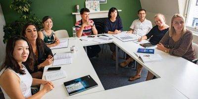 estudiantes en sus escuelas de inglés para adultos en Edimburgo