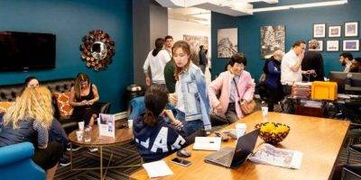 adultos en el salón de descanso escuela de inglés Nueva York