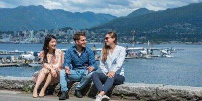 3 estudiantes en Vancouver con el largo al fondo para aprender ingles en el extranjero
